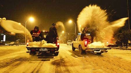 下雪撒盐（是工业盐，不能吃）