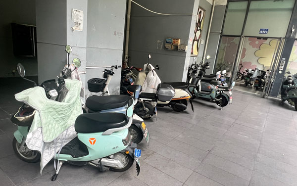 小区里空地停车 小区里空地停车