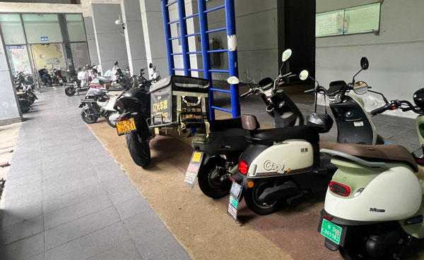 小区里空地停车 小区里空地停车